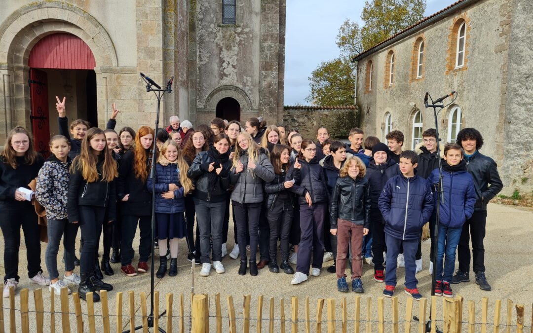 Les choristes du collège chantent lors de la commémoration du 11 novembre